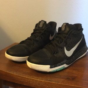 Youth girls basketball shoes size 5